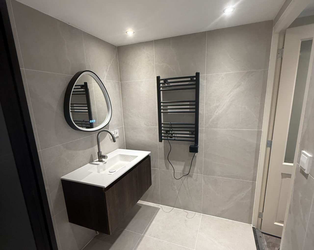 Smart bathroom mirror with circadian lighting and underfloor heating
